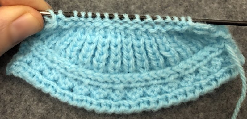 Blog-Inhaltsbild für 'Schal und Mütze für kleine Modepuppen - Kostenlose Strickanleitung'