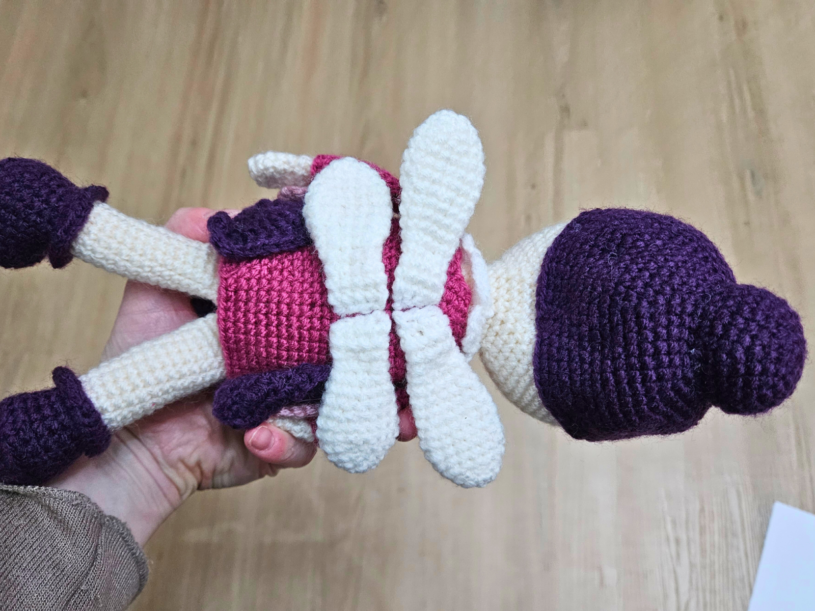 Blog content image for 'Free crochet pattern: Christmas Elf Poinsettia'