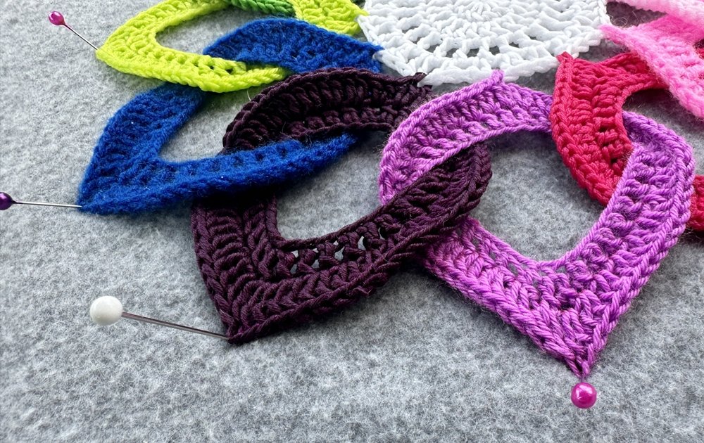 Blog-Inhaltsbild für 'Dekorativer Anhänger aus bunten Garnresten - Kostenlose Häkelanleitung'