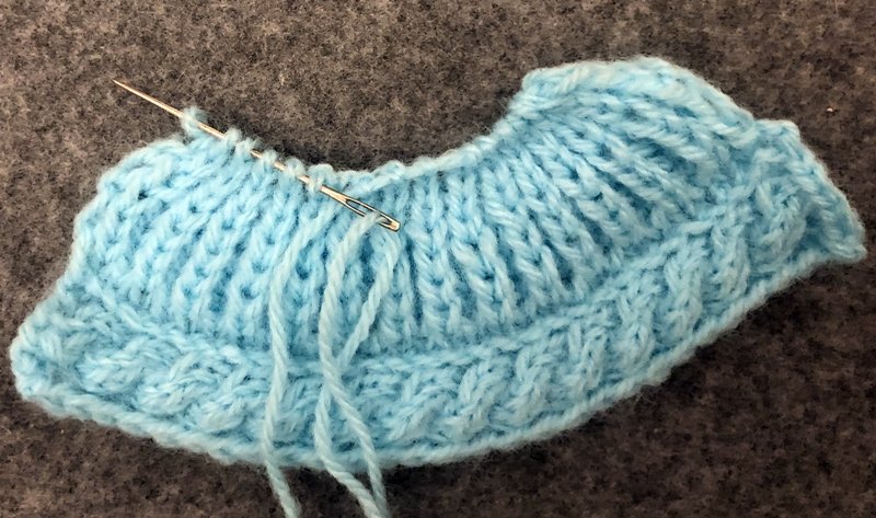 Blog-Inhaltsbild für 'Schal und Mütze für kleine Modepuppen - Kostenlose Strickanleitung'
