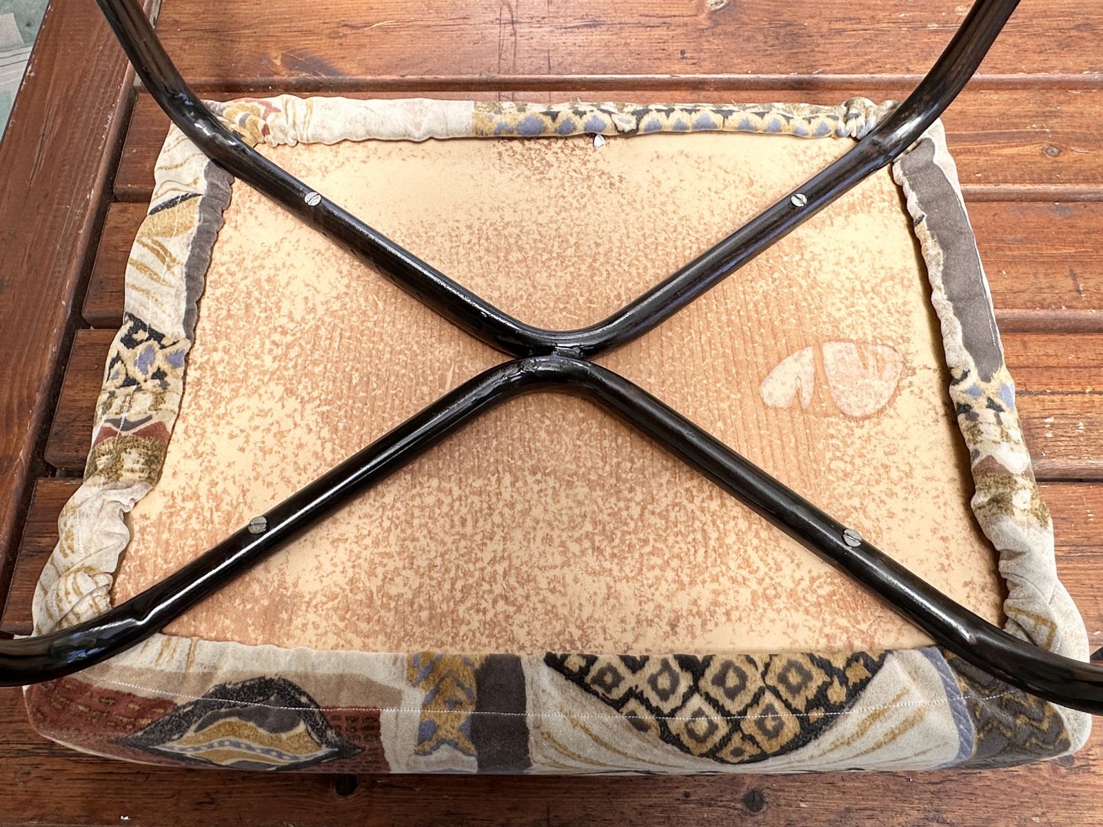 Blog-Inhaltsbild für 'DIY-Projekt: Vintage-Hocker aufhübschen'