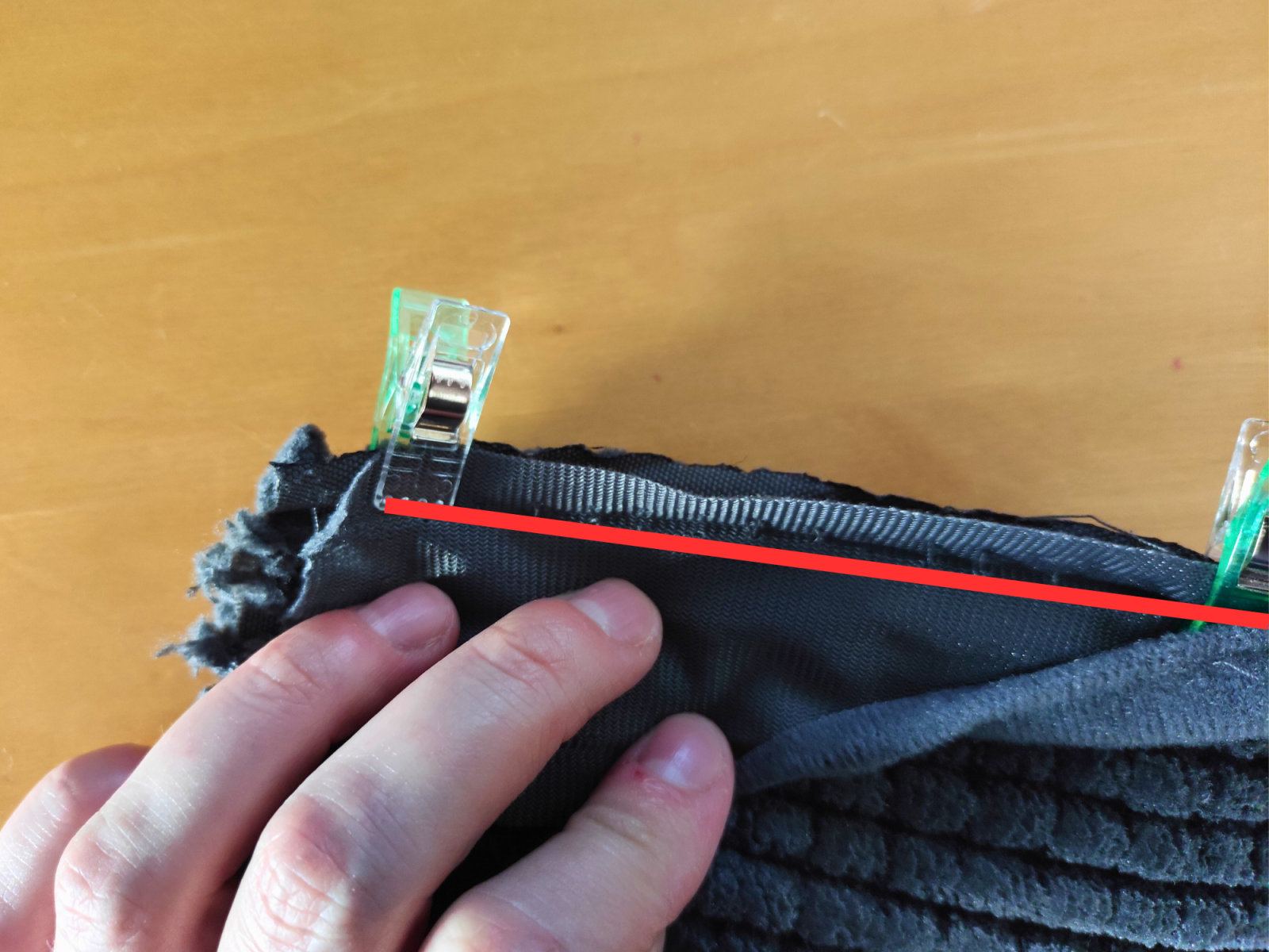 Blog-Inhaltsbild für 'DIY: Aus einem normalen Badteppich wird ein V‑förmiger Teppich für die Eckdusche'