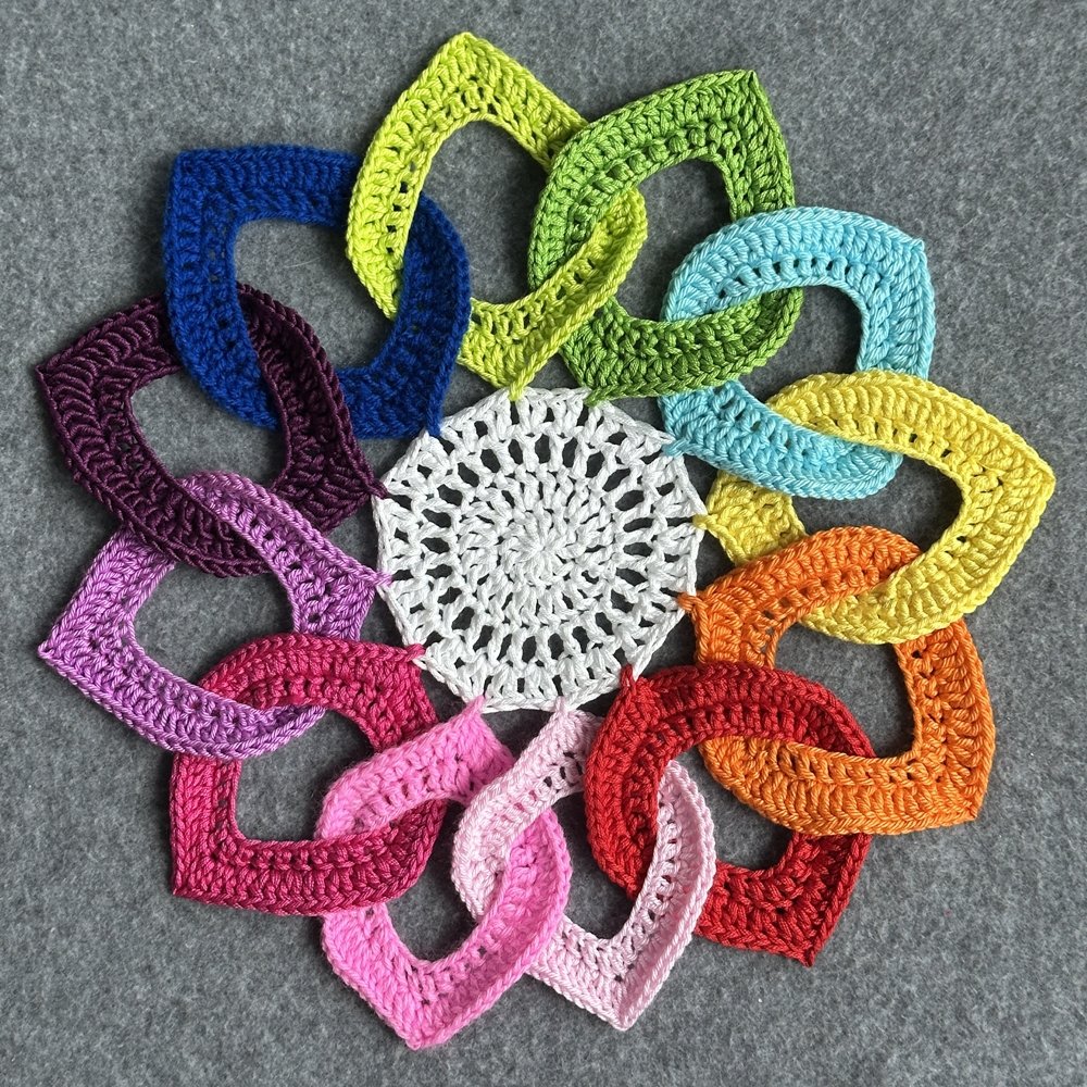 Blog-Inhaltsbild für 'Dekorativer Anhänger aus bunten Garnresten - Kostenlose Häkelanleitung'