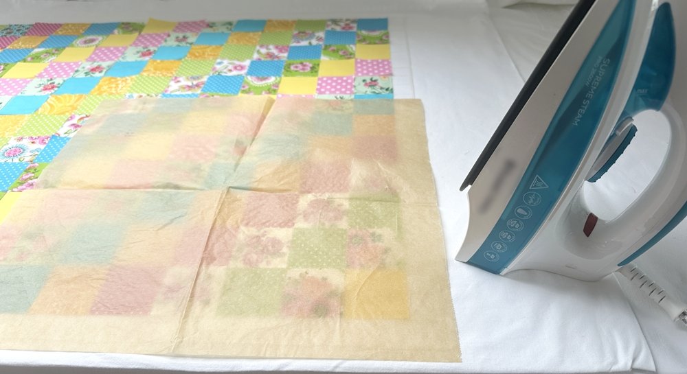 Blog-Inhaltsbild für 'Näh-Workshop Teil 2: Patchwork-Bettdecke für das Puppenbett'