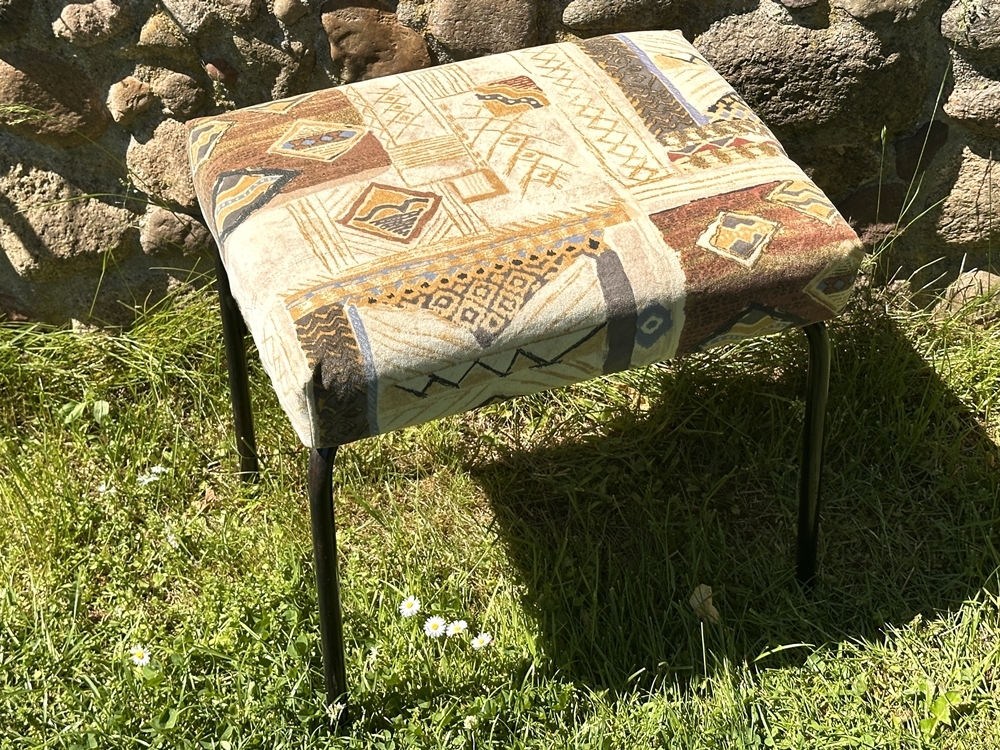 Blog-Inhaltsbild für 'DIY-Projekt: Vintage-Hocker aufhübschen'