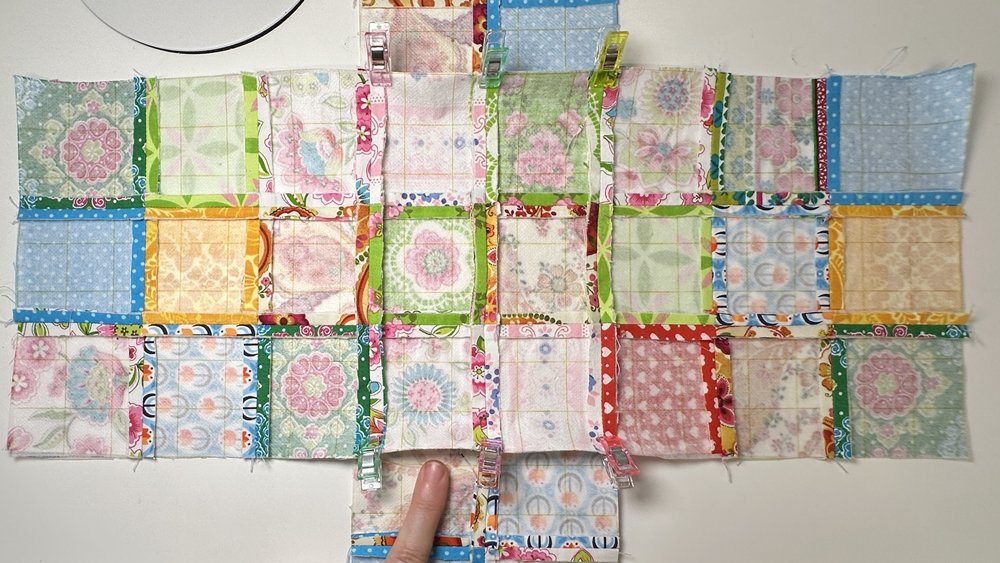 Blog-Inhaltsbild für 'Kindertasche im Patchwork-Style - Kostenlose Nähanleitung'