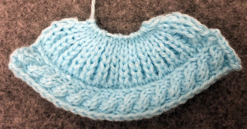 Blog-Inhaltsbild für 'Schal und Mütze für kleine Modepuppen - Kostenlose Strickanleitung'