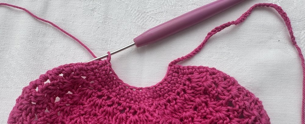 Blog-Inhaltsbild für 'Überrock oder Cape für kleine Puppen häkeln  – kostenlose Häkelanleitung'