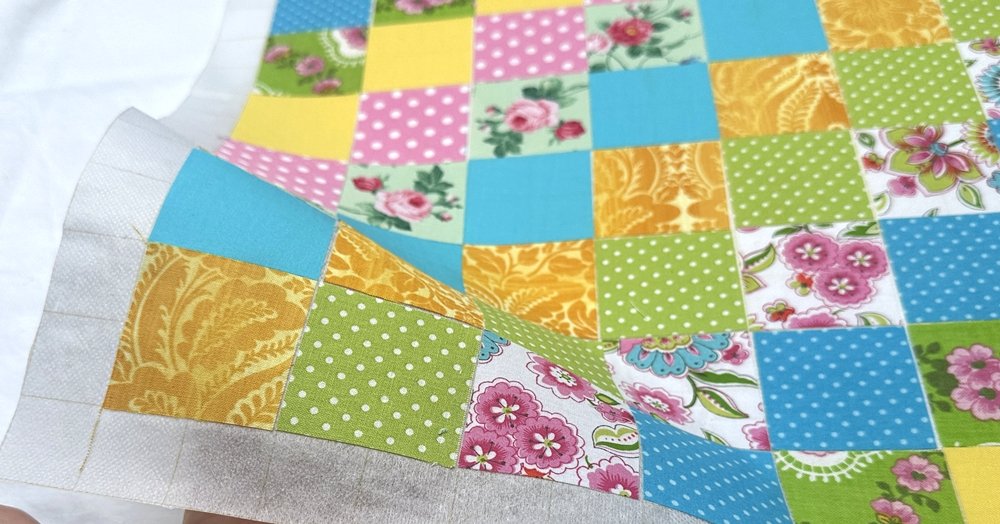 Blog-Inhaltsbild für 'Näh-Workshop Teil 2: Patchwork-Bettdecke für das Puppenbett'