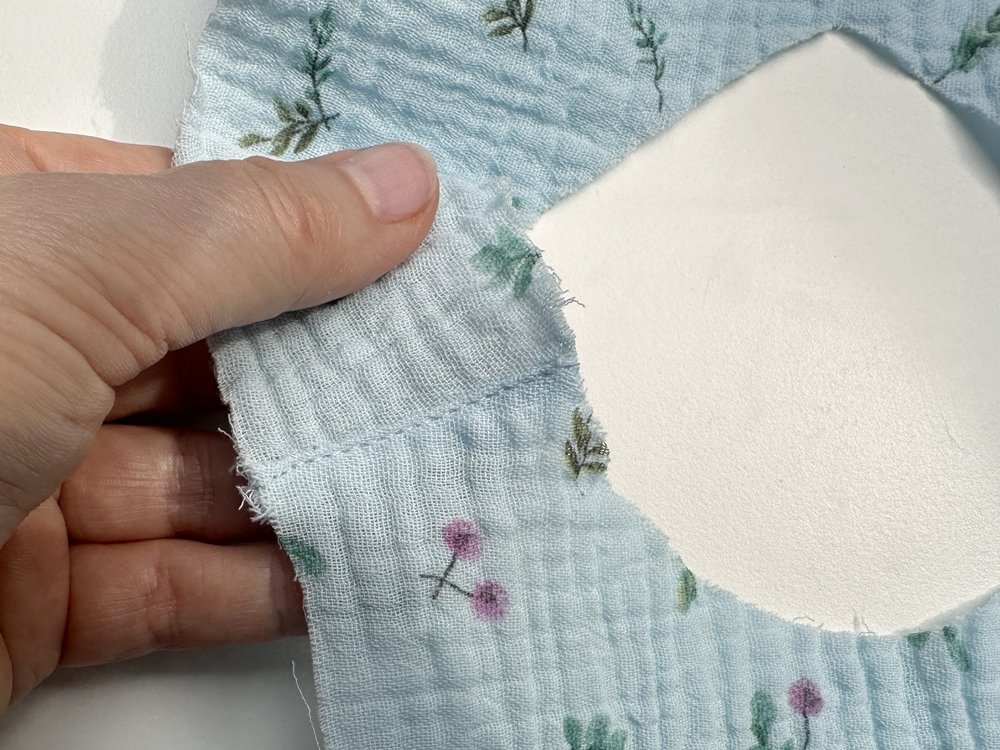 Blog-Inhaltsbild für 'Musselinkleid für Mädchen nach einem kostenlosen Schnittmuster - Top oder Flop?'