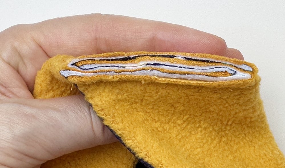Blog-Inhaltsbild für 'Modernes Knoten-Stirnband in 2 Varianten nähen – Ratzfatz fertig'