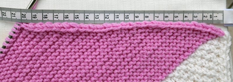 Blog-Inhaltsbild für 'Die weichste Babydecke der Welt im Mustermix - Kostenlose Strickanleitung'