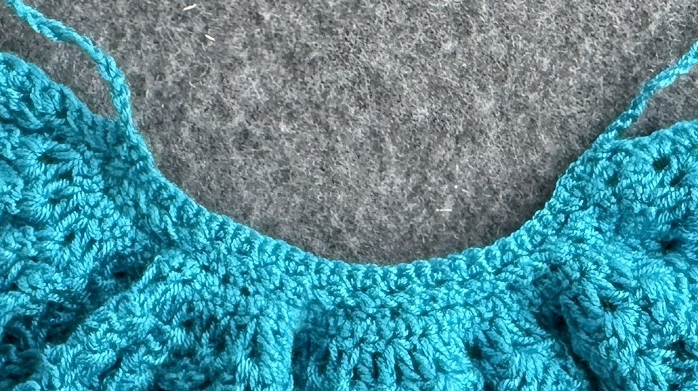 Blog-Inhaltsbild für 'Überrock oder Cape für kleine Puppen häkeln  – kostenlose Häkelanleitung'