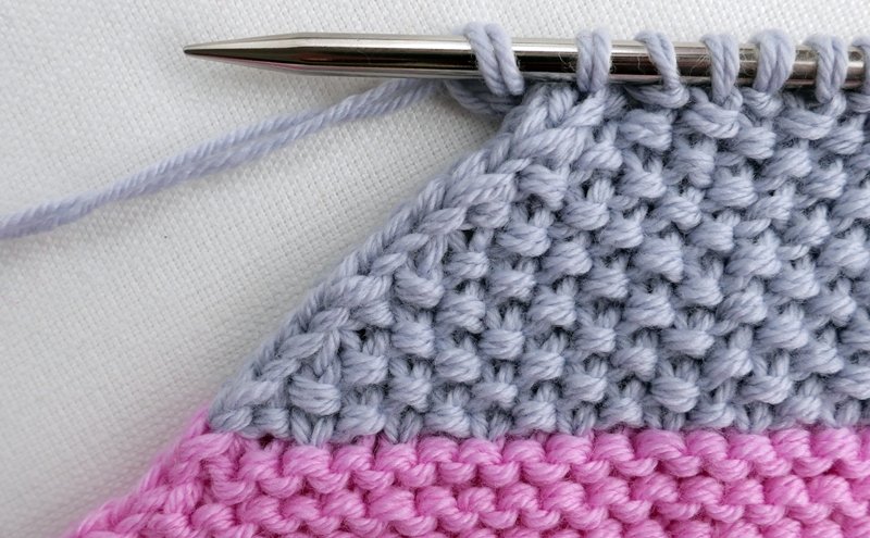 Blog-Inhaltsbild für 'Die weichste Babydecke der Welt im Mustermix - Kostenlose Strickanleitung'