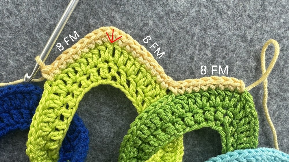 Blog-Inhaltsbild für 'Dekorativer Anhänger aus bunten Garnresten - Kostenlose Häkelanleitung'