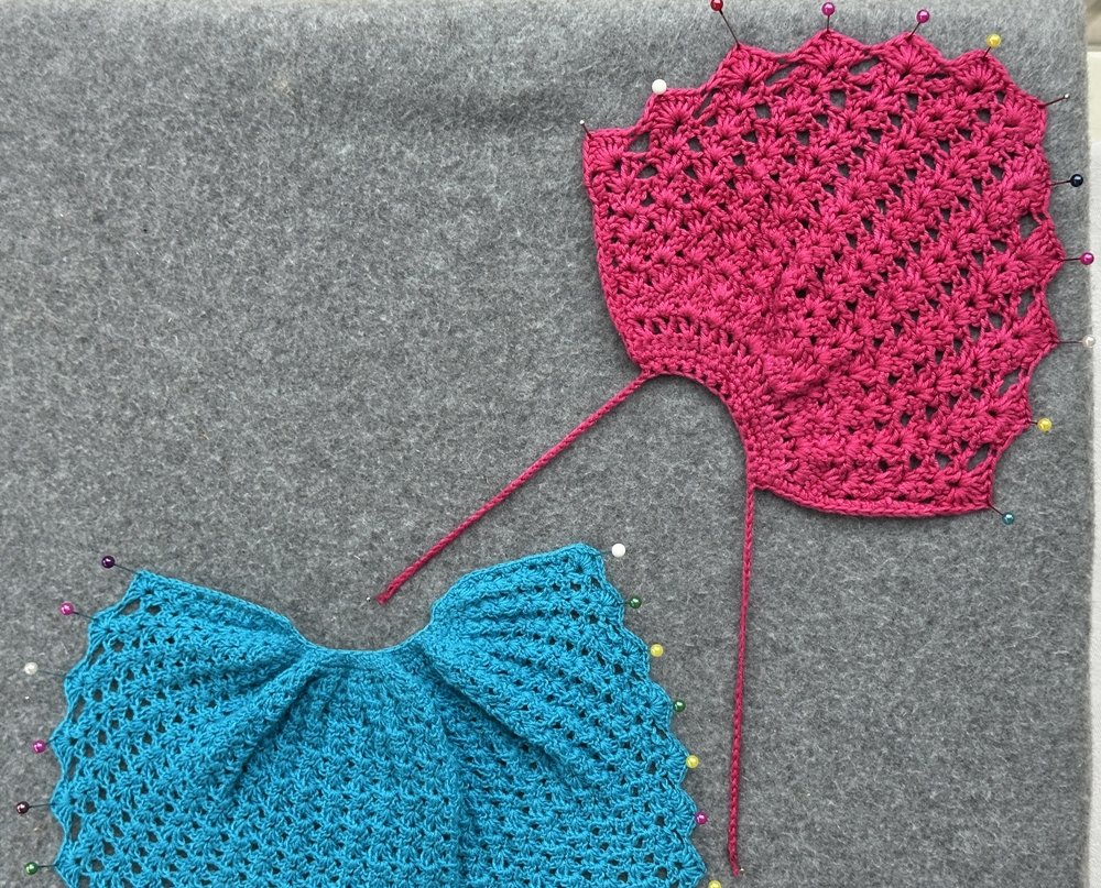 Blog-Inhaltsbild für 'Überrock oder Cape für kleine Puppen häkeln  – kostenlose Häkelanleitung'