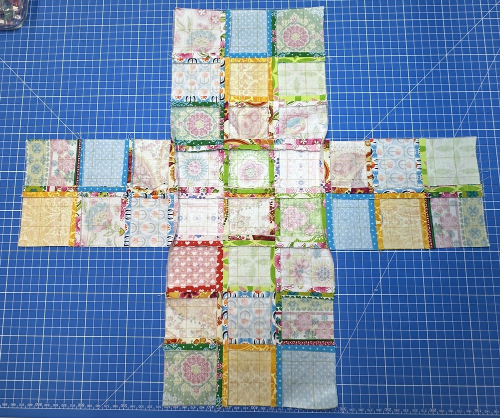 Blog-Inhaltsbild für 'Kindertasche im Patchwork-Style - Kostenlose Nähanleitung'