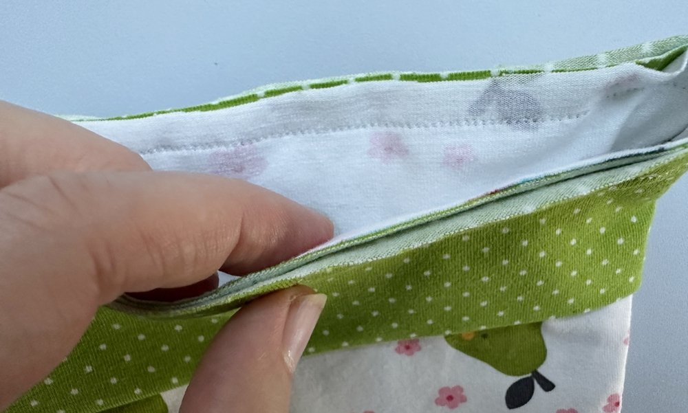 Blog-Inhaltsbild für 'Niedliche Mützen für Babys und Kleinkinder - Kostenlose Schritt-für-Schritt-Nähanleitung'