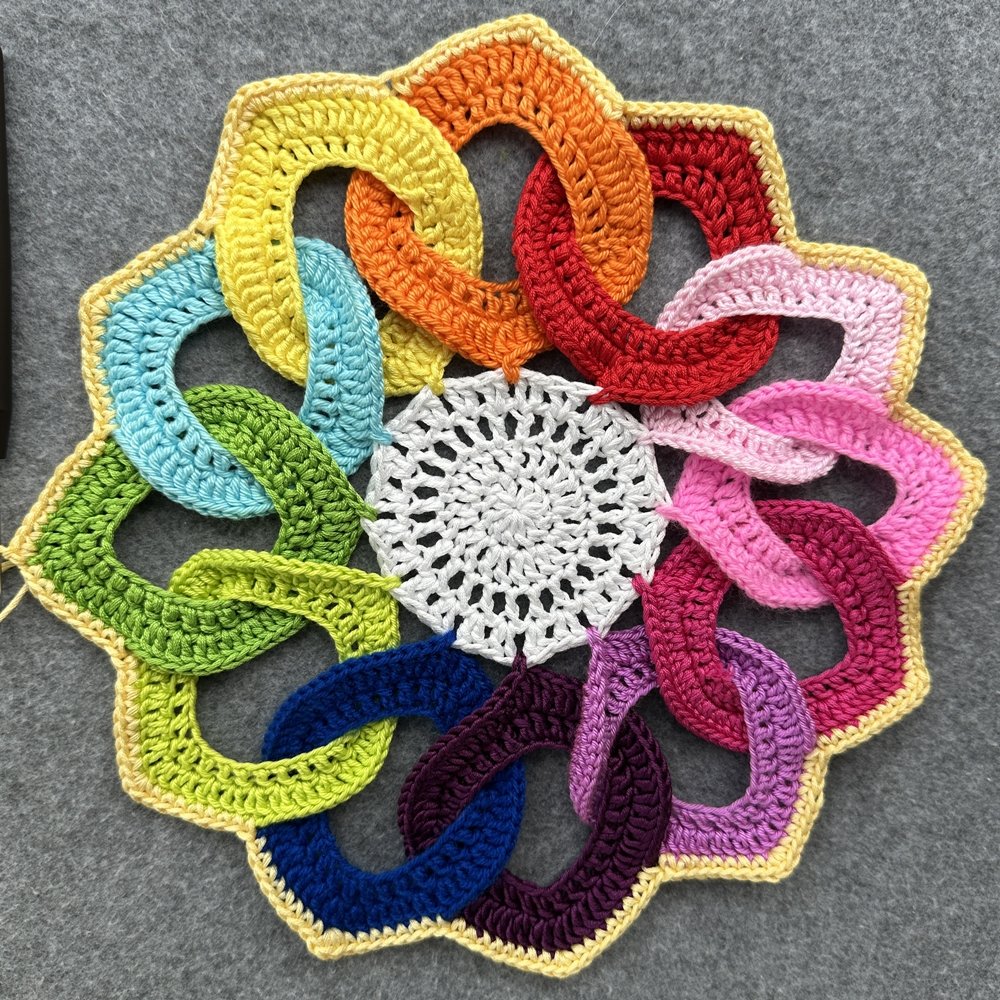 Blog-Inhaltsbild für 'Dekorativer Anhänger aus bunten Garnresten - Kostenlose Häkelanleitung'