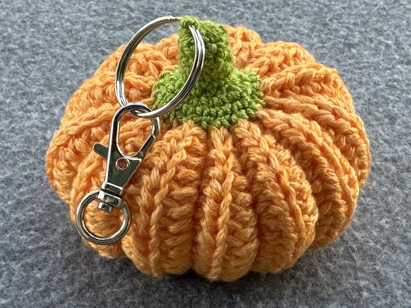 Blog-Inhaltsbild für 'Kleine Kürbisse als Schlüsselanhänger oder Taschenbaumler häkeln'
