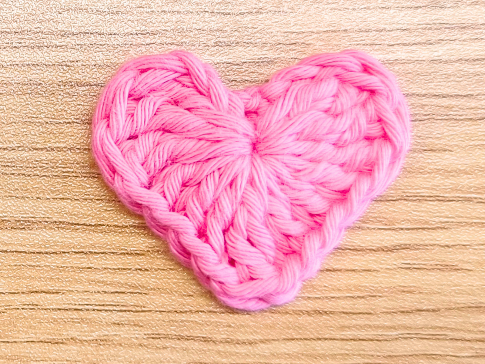 Blog-Inhaltsbild für 'Häkelschrift lesen lernen – einfache Erklärung mit 3 Beispielen'