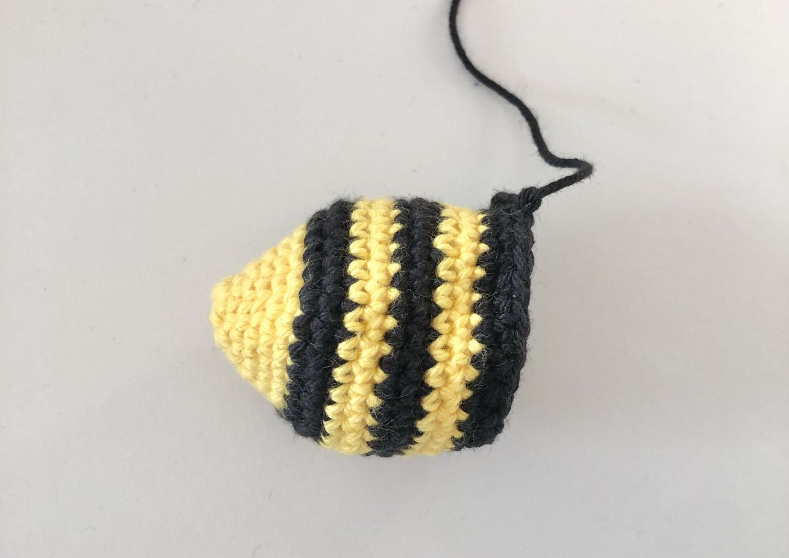 Blog-Inhaltsbild für 'Häkelanleitung Kranz Raupe'