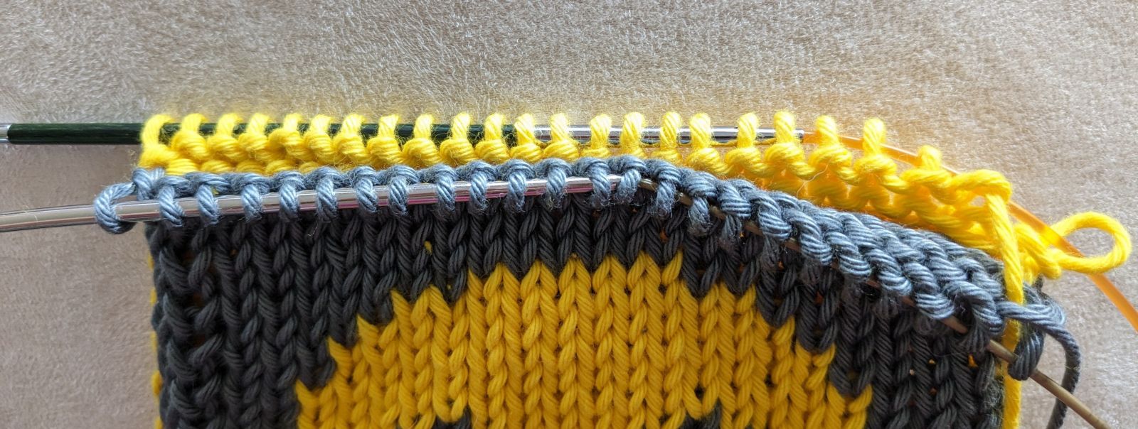 Blog-Inhaltsbild für 'Kostenlose Strickanleitung für den "Launischen Smiley" - als Untersetzer / Abschminkpad etc.'