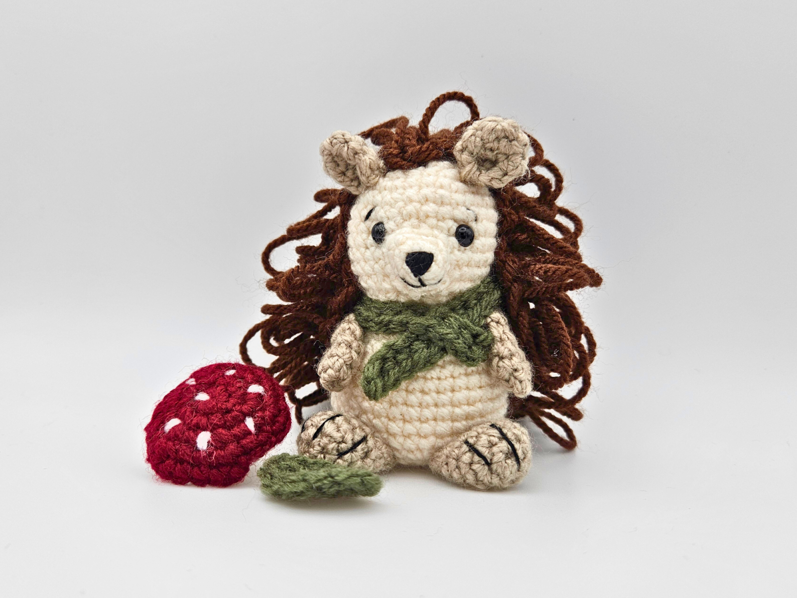 Blog-Inhaltsbild für 'Kostenlose Häkelanleitung Amigurumi Igel mit Pilz'