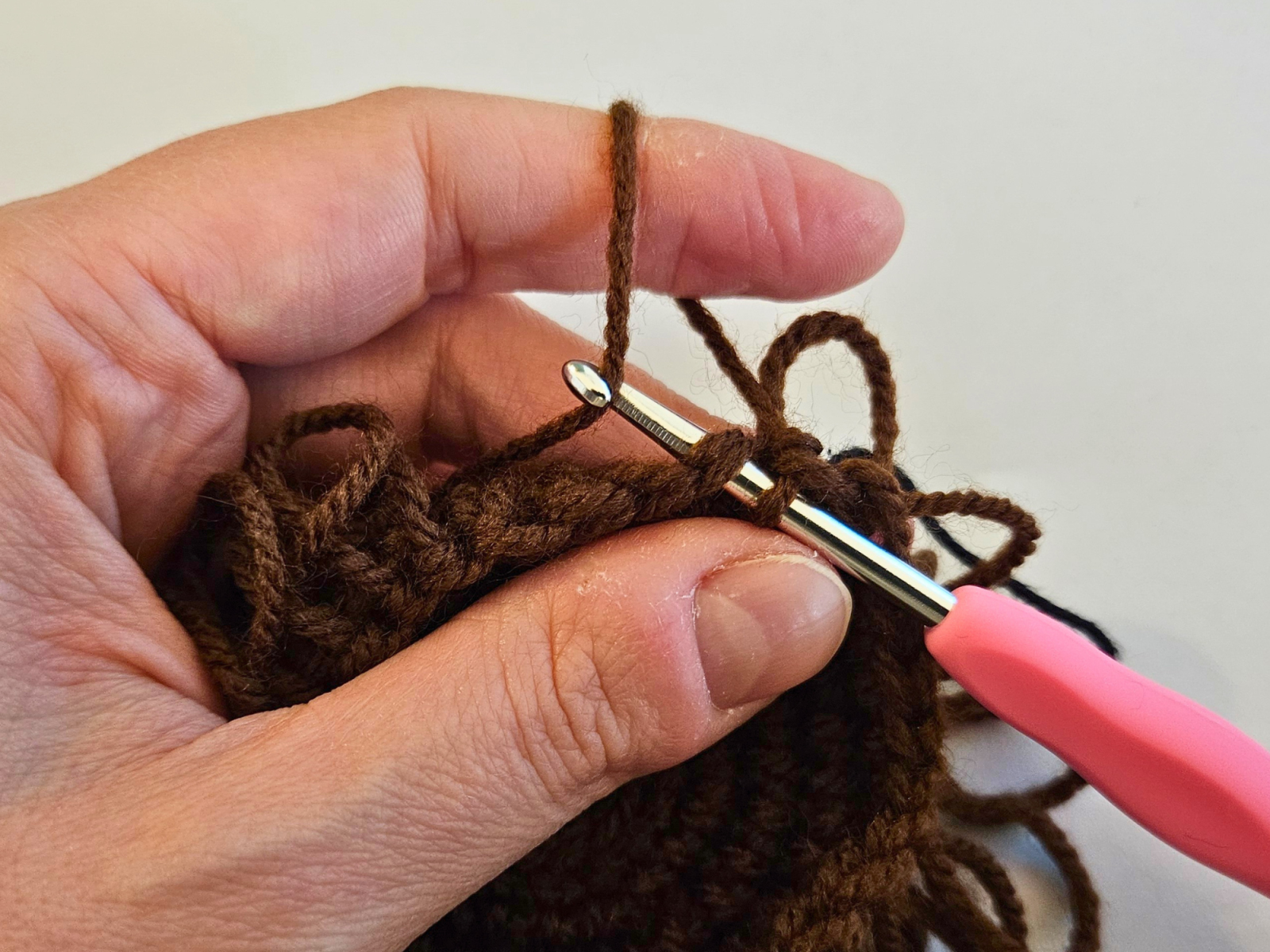 Blog-Inhaltsbild für 'Kostenlose Häkelanleitung Amigurumi Igel mit Pilz'