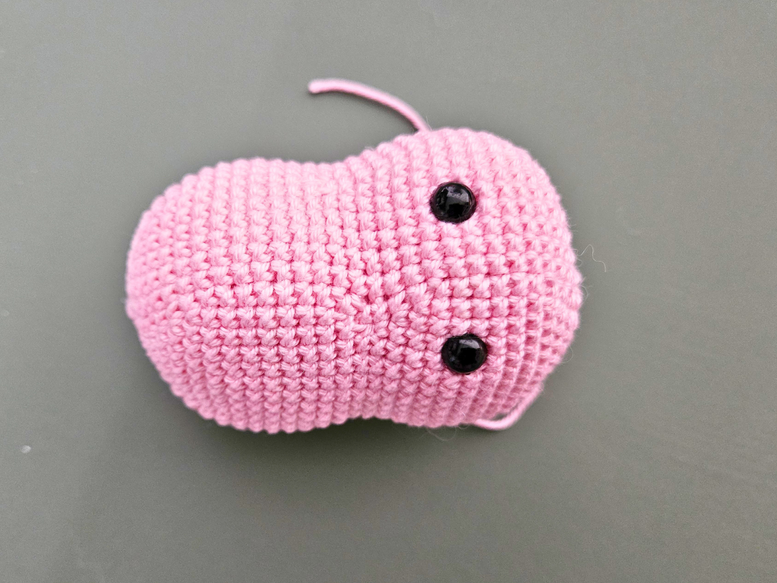 Blog-Inhaltsbild für 'Glücksschwein häkeln – süßes Amigurumi-Schwein mit Kleeblatt'