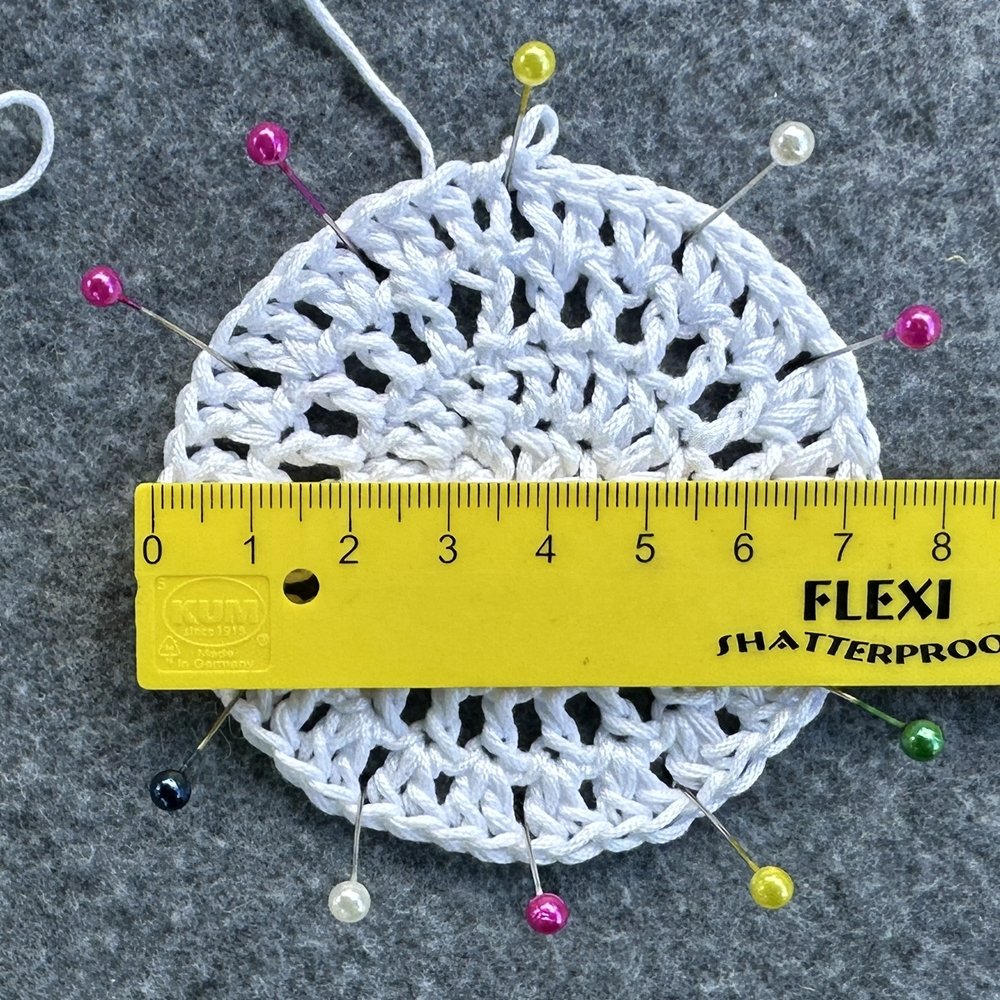 Blog-Inhaltsbild für 'Dekorativer Anhänger aus bunten Garnresten - Kostenlose Häkelanleitung'