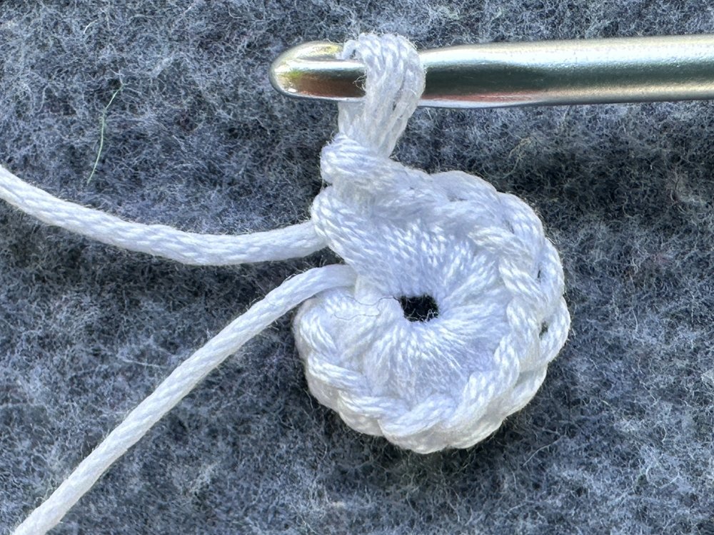 Blog-Inhaltsbild für '3D-Blüte - Schnell aus Garnresten gehäkelt'