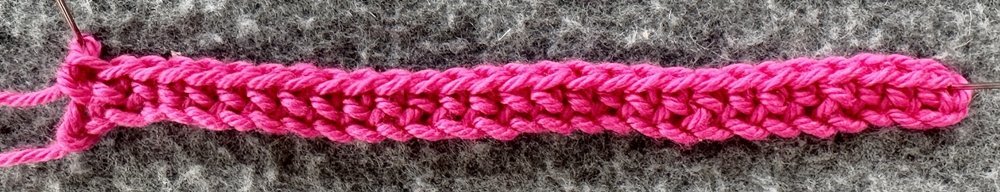 Blog-Inhaltsbild für 'Überrock oder Cape für kleine Puppen häkeln  – kostenlose Häkelanleitung'