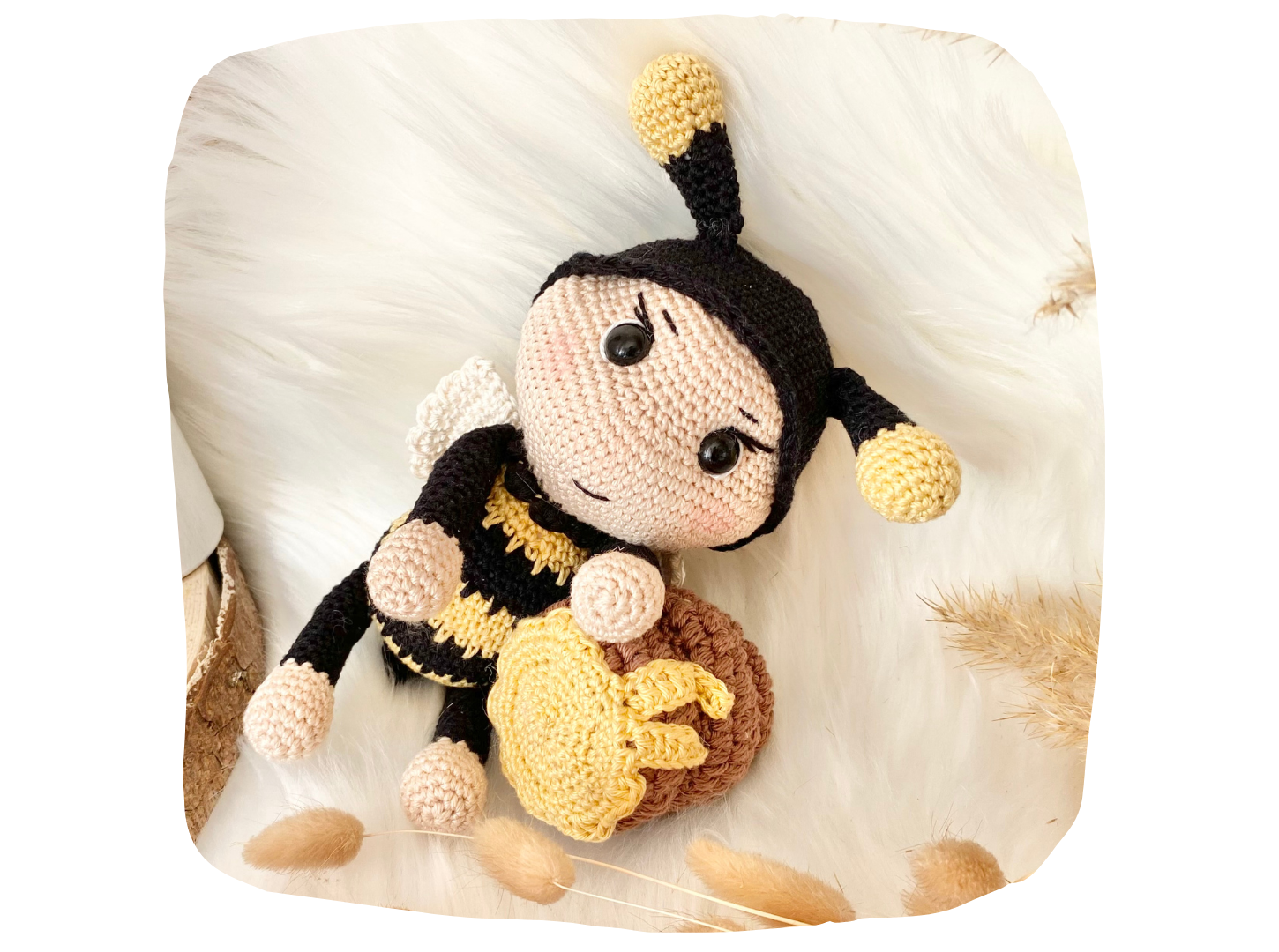 Blog-Inhaltsbild für 'Biene Bea, kostenlose Häkelanleitung von Wolldiamant'