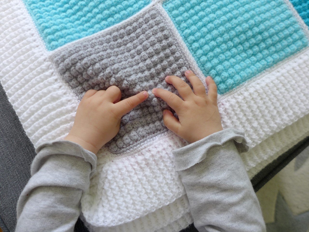 Blog-Inhaltsbild für 'Bunte Decke aus Wollresten häkeln'