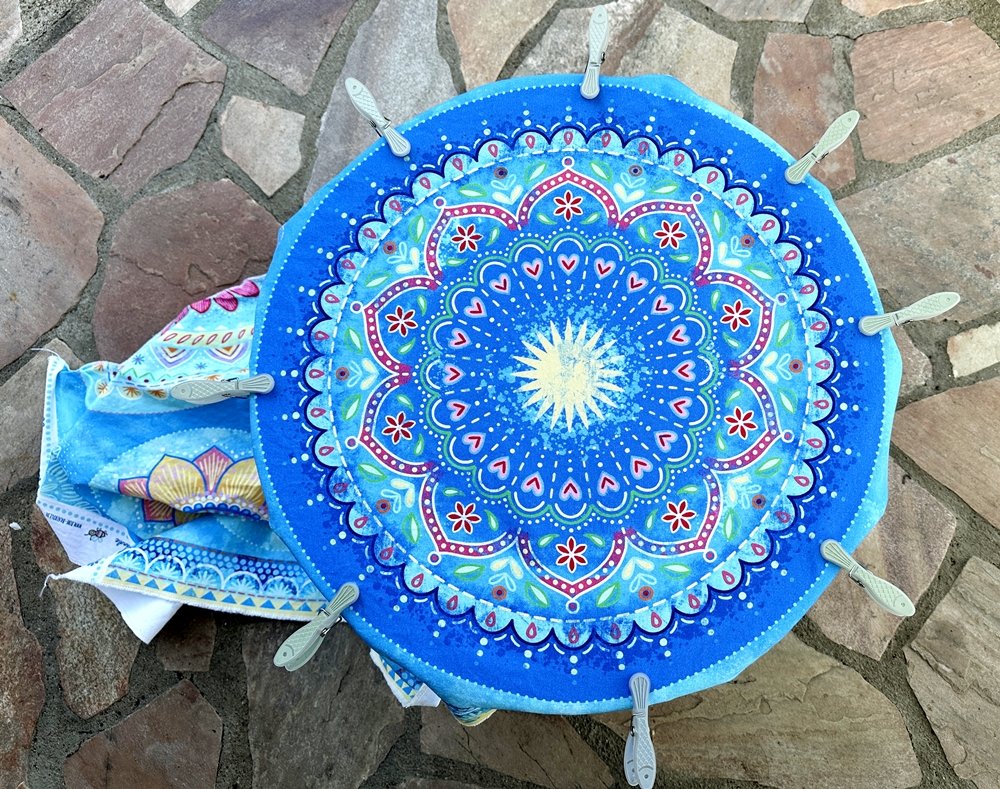Blog-Inhaltsbild für 'Sommer-DIY: Perfekt sitzende Tischdecken mit Gummizug selbst nähen'
