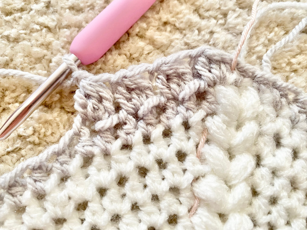 Blog-Inhaltsbild für '14. Herzensdiamanten von Wolldiamant: Herzensdiamantkuscheldecke- Ein Stück Geborgenheit – Masche für Masche'