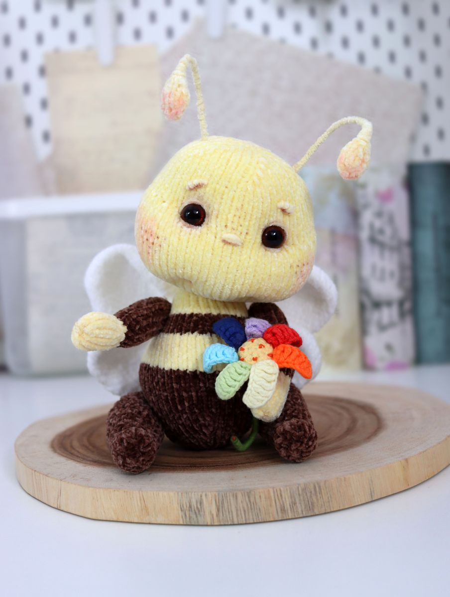 Blog content image for 'The knitted Bee'