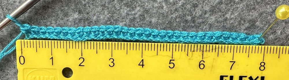 Blog-Inhaltsbild für 'Überrock oder Cape für kleine Puppen häkeln  – kostenlose Häkelanleitung'