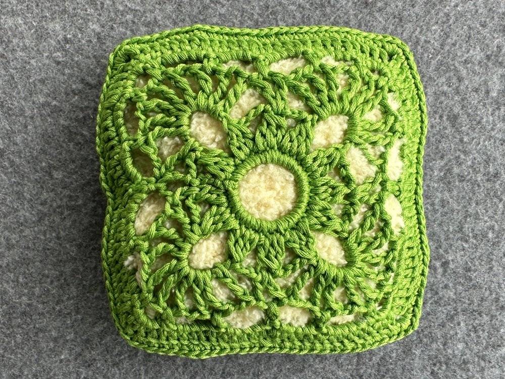 Blog-Inhaltsbild für 'Verspieltes Duftkissen oder Deko aus Garnresten - Kostenlose Häkelanleitung'