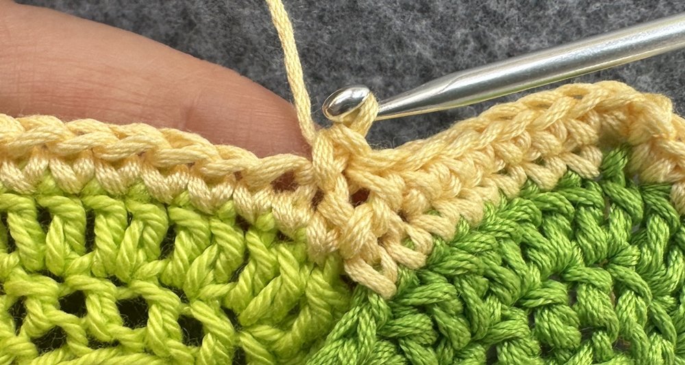 Blog-Inhaltsbild für 'Dekorativer Anhänger aus bunten Garnresten - Kostenlose Häkelanleitung'