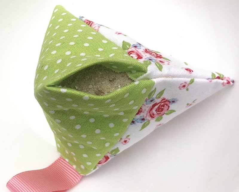 Blog-Inhaltsbild für 'Für Nähanfänger: Praktische Nähgewichte aus Stoffresten selber machen'