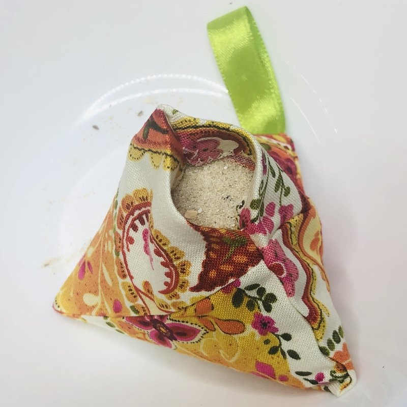 Blog-Inhaltsbild für 'Für Nähanfänger: Praktische Nähgewichte aus Stoffresten selber machen'