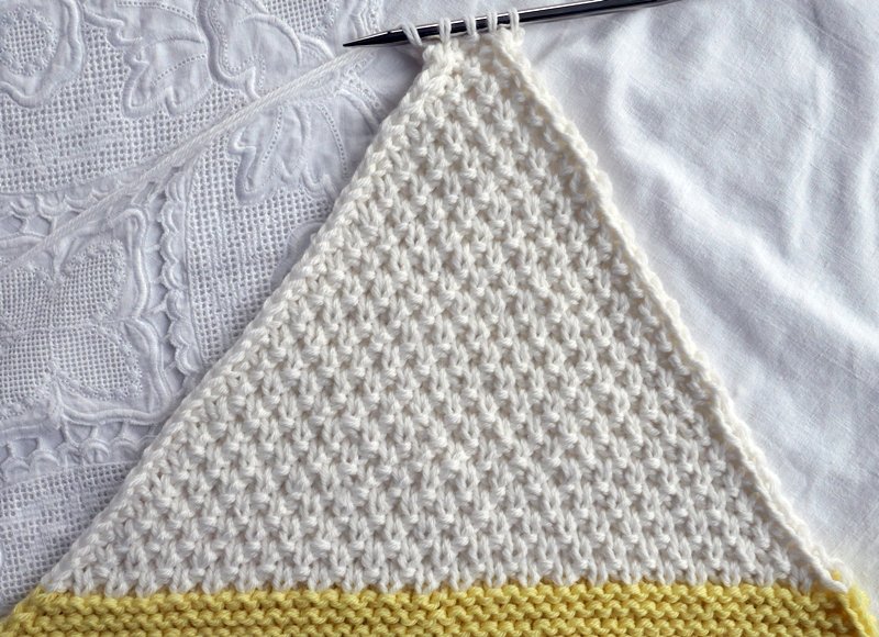 Blog-Inhaltsbild für 'Die weichste Babydecke der Welt im Mustermix - Kostenlose Strickanleitung'