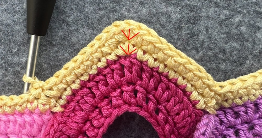 Blog-Inhaltsbild für 'Dekorativer Anhänger aus bunten Garnresten - Kostenlose Häkelanleitung'