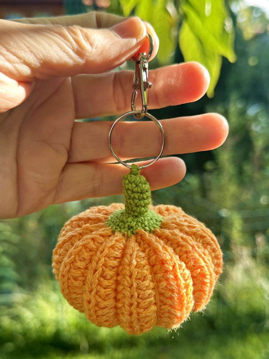 Blog-Inhaltsbild für 'Kleine Kürbisse als Schlüsselanhänger oder Taschenbaumler häkeln'