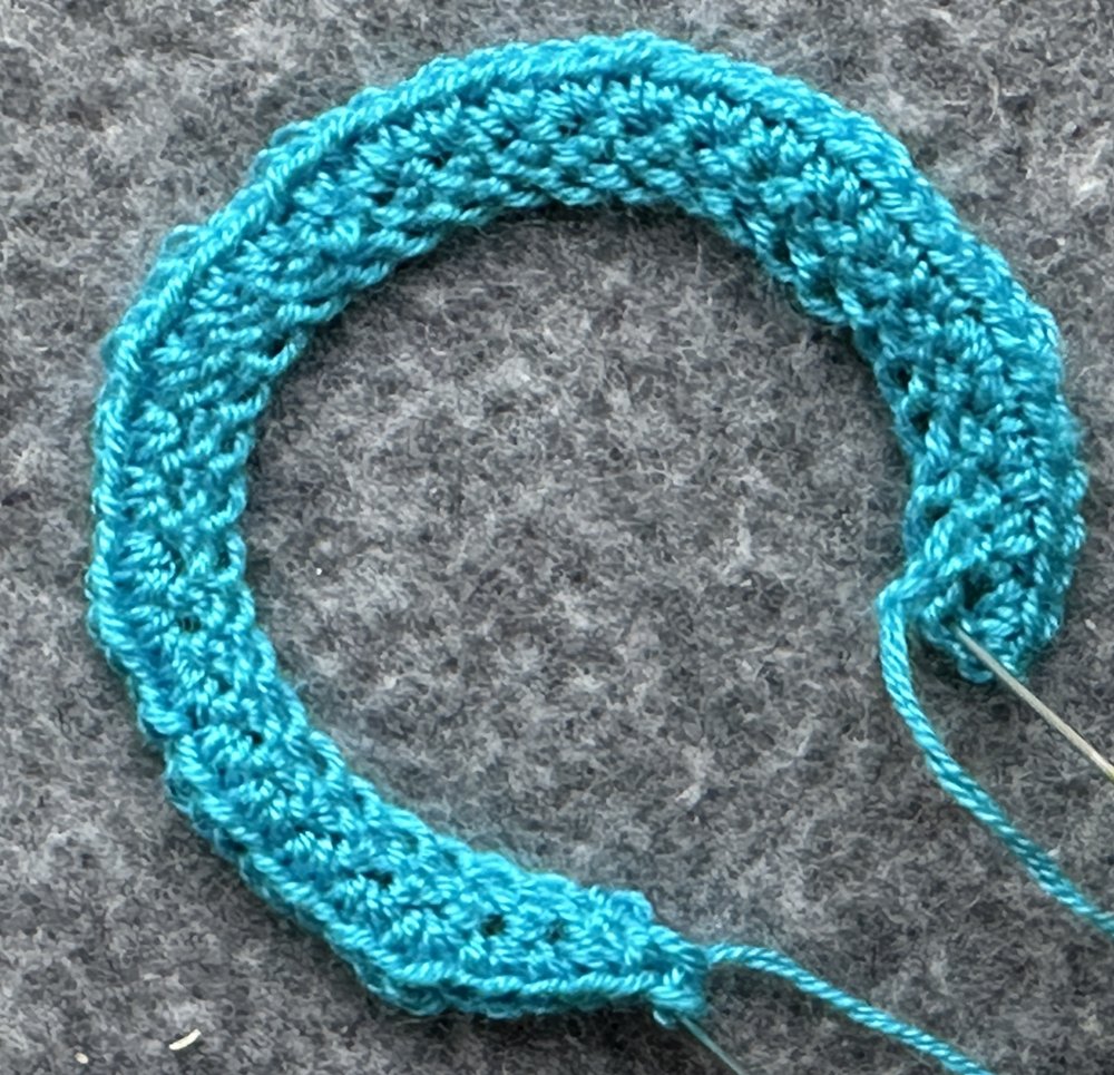 Blog-Inhaltsbild für 'Überrock oder Cape für kleine Puppen häkeln  – kostenlose Häkelanleitung'