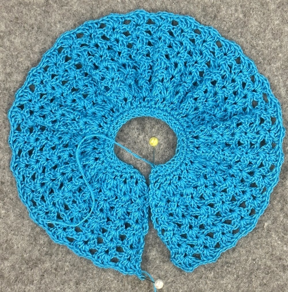 Blog-Inhaltsbild für 'Überrock oder Cape für kleine Puppen häkeln  – kostenlose Häkelanleitung'