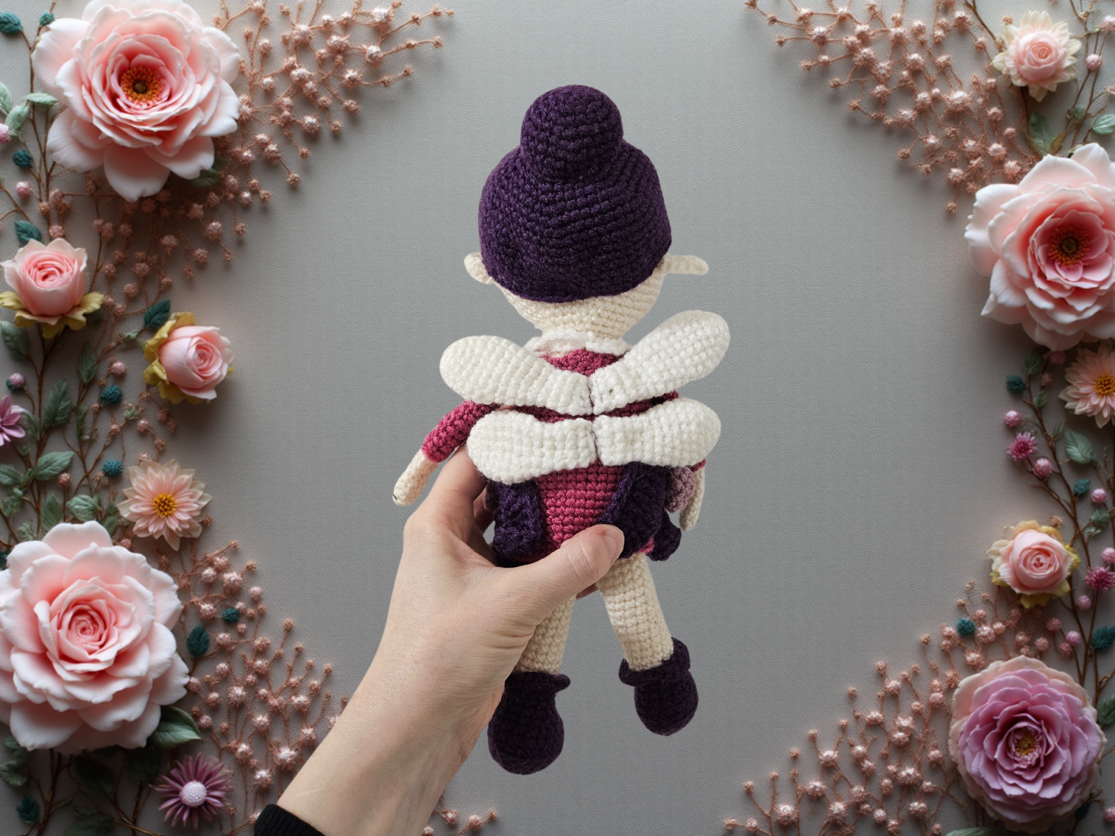 Blog content image for 'Free crochet pattern: Christmas Elf Poinsettia'