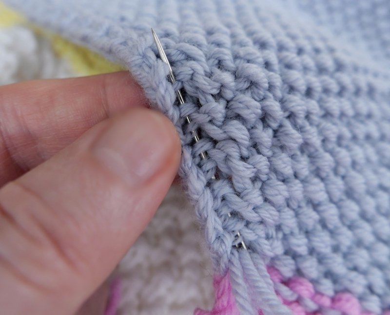Blog-Inhaltsbild für 'Die weichste Babydecke der Welt im Mustermix - Kostenlose Strickanleitung'